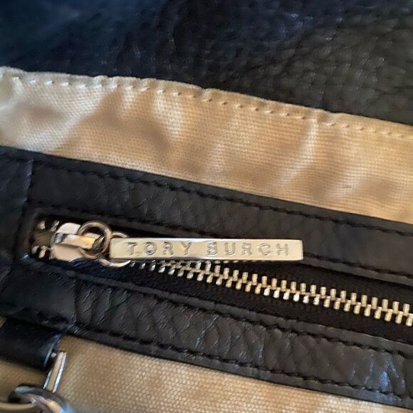 Tory Burch Rare Extra Large Amanda Hobo handbag. - Picture 9 of 9